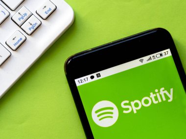 Bu resimde Spotify logosu bir akıllı telefonda görüntülenir