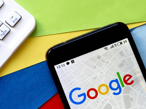 Bu resimde Covid-19 Topluluk Hareket Raporları akıllı telefondan gösteriliyor