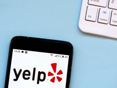 Kiev, Ukrayna, 7 Nisan 2020. Editör çizimi. Bu resimde Yelp logosu bir akıllı telefonda görüntülenir