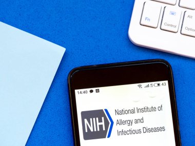 Kiev, Ukrayna, 7 Nisan 2020. Editör çizimi. Bu resimde Ulusal Alerji ve Enfeksiyon Enstitüsü 'nün logosu akıllı telefondan gösteriliyor.