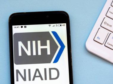 Kiev, Ukrayna, 7 Nisan 2020. Editör çizimi. Bu resimde Ulusal Alerji ve Enfeksiyon Enstitüsü 'nün logosu akıllı telefondan gösteriliyor.