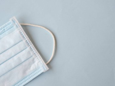 Mavi arka planda koruyucu maske. Milyonlarca Ukraynalı çocuk ve emekli bir aydır karantina altında..