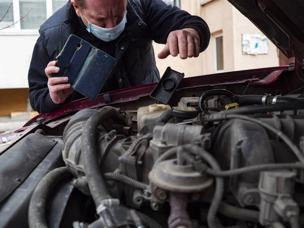 Mechanic Protective Medical Mask Checks Car Engine Covid Coronavirus Pandemic — Stock Photo, Image