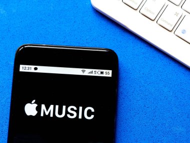 Bu fotoğraf illüstrasyonunda Apple Music logosu bir akıllı telefonda görüntülenmektedir.