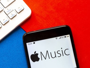 Bu fotoğraf illüstrasyonunda Apple Music logosu bir akıllı telefonda görüntülenmektedir.