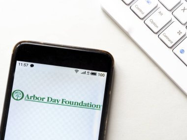 Kiev, Ukrayna, 21 Nisan 2020. Editör çizimi. Bu resimde e-ticaret Ağaç Bayramı Vakfı logosu akıllı telefondan gösteriliyor