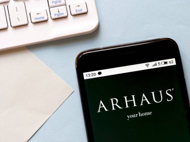 Kiev, Ukrayna, 22 Nisan 2020. Editör çizimi. Bu fotoğraf illüstrasyonunda Arhaus logosu akıllı bir telefondan gösteriliyor.