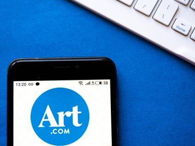 Kiev, Ukrayna, 23 Nisan 2020. Editör çizimi. Bu resimde e-ticaret Art.com logosu akıllı bir telefondan gösteriliyor