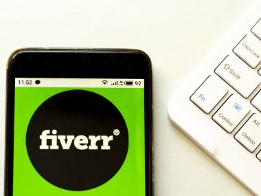 Kiev, Ukrayna, 24 Nisan 2020. Editör çizimi. Bu resimde Fiverr logosu bir akıllı telefonda görüntülenir