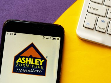 Kiev, Ukrayna, 24 Nisan 2020. Editör çizimi. Bu fotoğraf illüstrasyonunda Ashley Homestore logosu akıllı telefondan gösteriliyor.