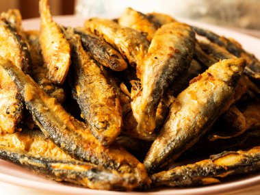 Tabakta kızarmış ringa balığı.