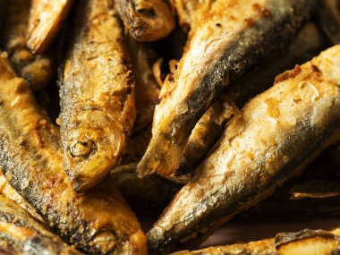 Tabakta kızarmış ringa balığı.