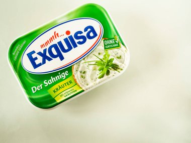 Kiev, Ukrayna, 25 Nisan 2020. Editör çizimi. Peynirli yumuşak krem TM Exquisa Alman aile şirketi Karwendel-Werke Huber tarafından üretilen bitkilerle