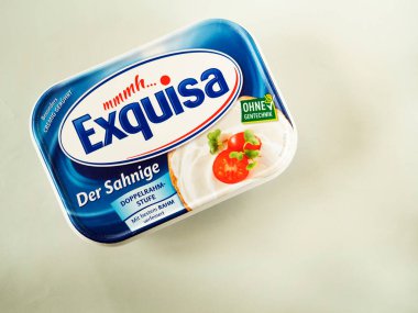 Kiev, Ukrayna, 25 Nisan 2020. Editör çizimi. Alman aile şirketi Karwendel-Werke Huber tarafından üretilen Cheese soft cream TM Exquisa Classic