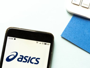 Kiev, Ukrayna, 25 Nisan 2020. Editör çizimi. Bu resimde Ascis logosu akıllı bir telefondan gösteriliyor.