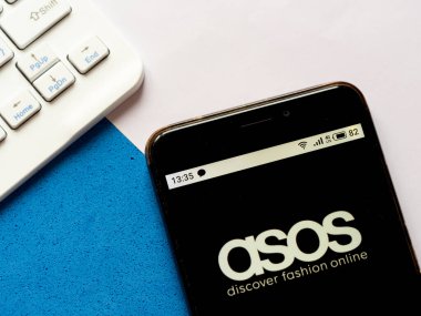 Kiev, Ukrayna, 25 Nisan 2020. Editör çizimi. Bu resimde Asos logosu akıllı bir telefondan gösteriliyor.