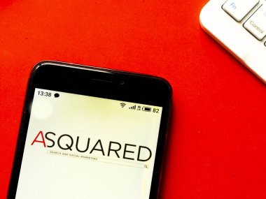Kiev, Ukrayna, 25 Nisan 2020. Editör çizimi. Bu resimde akıllı telefondan Asquared logosu gösteriliyor