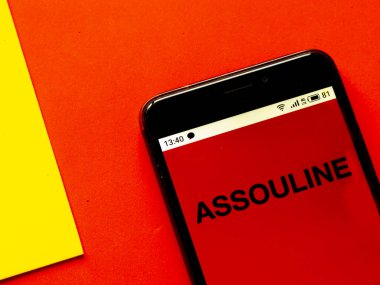 Kiev, Ukrayna, 25 Nisan 2020. Editör çizimi. Bu resimde Assoline logosu akıllı telefondan gösteriliyor