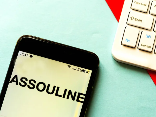 Kiev, Ukrayna, 25 Nisan 2020. Editör çizimi. Bu resimde Assoline logosu akıllı telefondan gösteriliyor