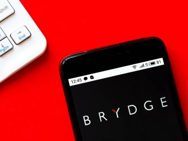 Bu fotoğraf illüstrasyonunda Brydge logosu akıllı bir telefondan gösteriliyor.