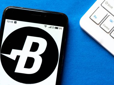 Kiev, Ukrayna, 30 Nisan 2020. Editör çizimi. Bu resimde e-ticaret logosu akıllı bir telefondan gösteriliyor.