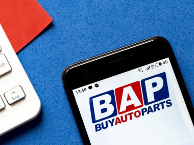 Kiev, Ukrayna, 1 Mayıs 2020. Editör çizimi. Bu fotoğraf illüstrasyonunda BuyAutoParts logosu bir akıllı telefonda görüntülenir