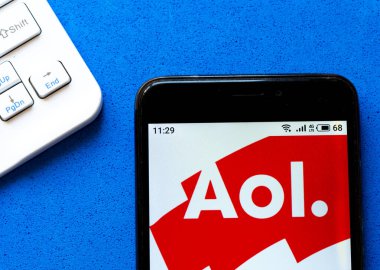 Bu resimde AOL logosu bir akıllı telefonda görüntülenir