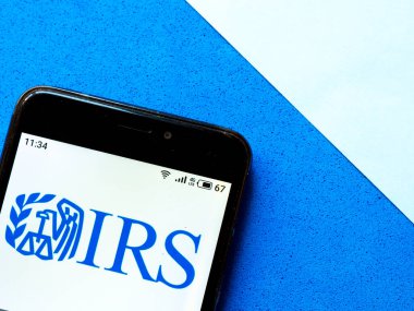 Bu resimde IRS logosu akıllı telefondan gösteriliyor