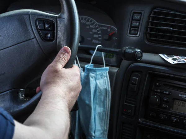 Běloch Řídí Auto Ochranné Masky Visí Řadiči Automatické Převodovky Kterou — Stock fotografie