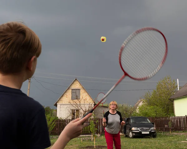 Niño Caucásico Juega Con Abuela Bádminton Jardín Durante Pandemia Del — Foto de Stock