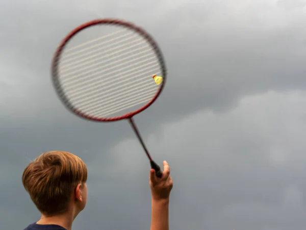 Kaukasischer Junge Spielt Badminton Auf Himmelshintergrund — Stockfoto