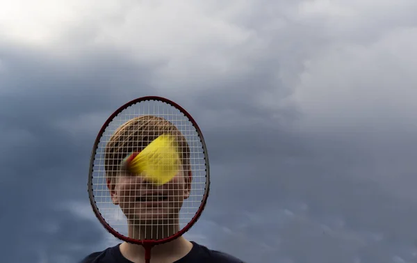 Kaukasische Jungen Spielen Badminton Auf Himmelshintergrund Der Junge Verdeckte Sein — Stockfoto