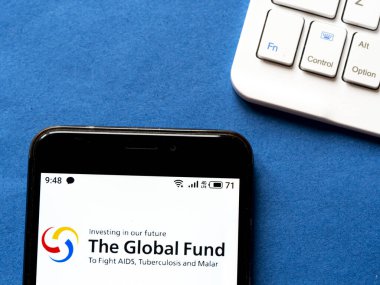 Kiev, Ukrayna, 5 Mayıs 2020. Editör çizimi. Bu resimde Küresel AIDS 'le Mücadele Fonu, Tüberküloz ve Sıtma logosu akıllı telefonlarda sergilenmektedir.