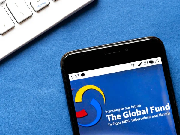 Kiev, Ukrayna, 5 Mayıs 2020. Editör çizimi. Bu resimde Küresel AIDS 'le Mücadele Fonu, Tüberküloz ve Sıtma logosu akıllı telefonlarda sergilenmektedir.