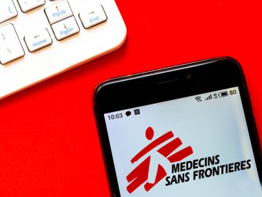  Bu resimde Medecins Sans Frontieres (MSF) logosu akıllı telefondan görüntülenir