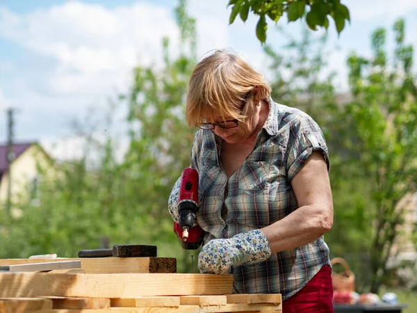 Femme Caucasienne Senior Assemble Cadre Bois Bâtiment Utilisant Des Attaches — Photo