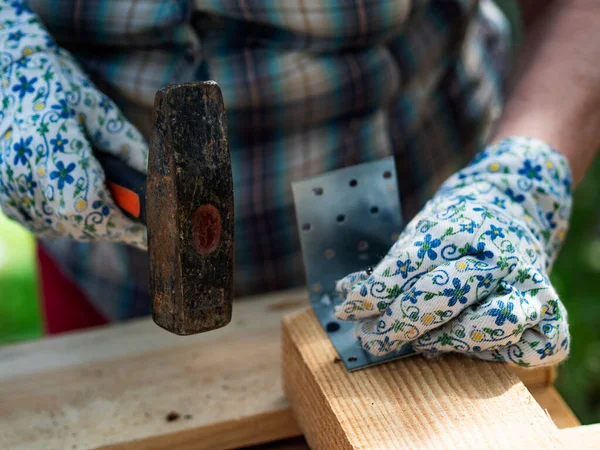 Senior Caucasian Woman Assembles Wooden Frame Building Using Metal Fasteners — Stock Photo, Image