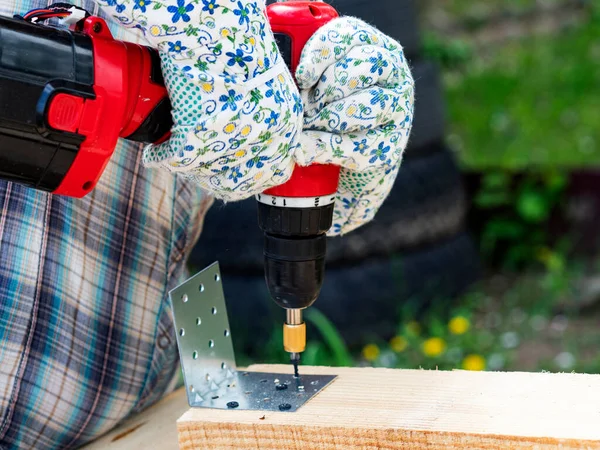 Senior Kaukasiska Kvinna Monterar Träram Byggnad Med Metallfästen Med Hjälp — Stockfoto