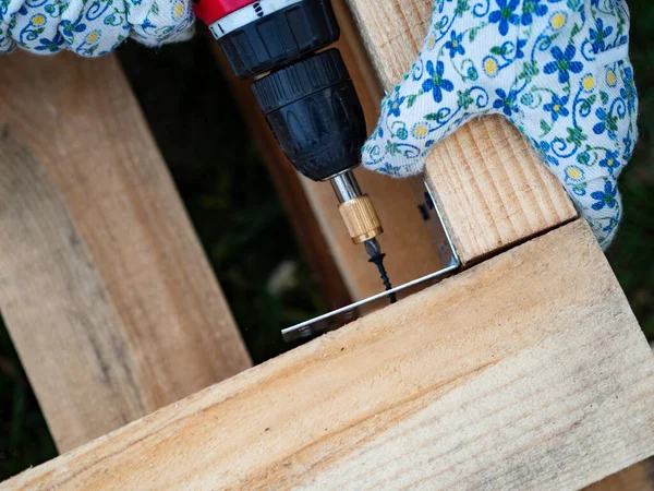 Kaukasische Seniorin Montiert Mit Hammer Und Schraubenzieher Holzrahmen Eines Gebäudes — Stockfoto