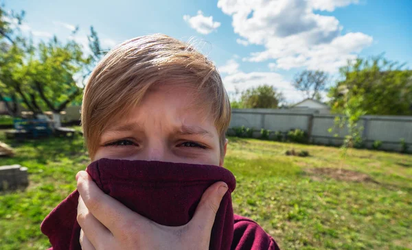 Blanc Garçon Couvre Son Visage Avec Masque Protection — Photo