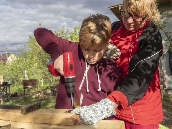 Starší Běloška Učí Svého Vnuka Montovat Dřevěný Rám Budovy Pomocí — Stock fotografie