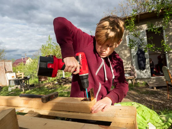 Bělošský Chlapec Sestavuje Dřevěný Rám Budovy Pomocí Kovových Spojovacích Prostředků — Stock fotografie