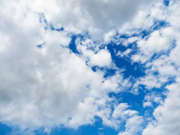 Ciel Bleu Avec Nuages Blancs Par Temps Clair — Photo