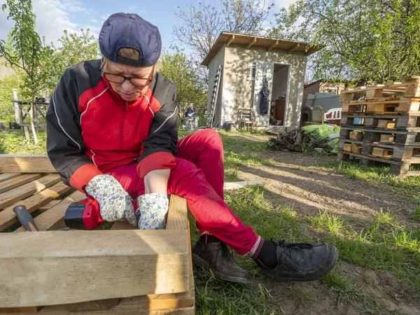 Starsza Kaukaska Kobieta Montuje Drewnianą Ramę Budynku Pomocą Metalowych Elementów — Zdjęcie stockowe