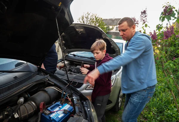 Padre Explica Hijo Cómo Conectar Correctamente Batería Otro Coche Necesario — Foto de Stock