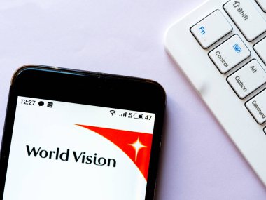 Kiev, Ukrayna, 11 Mayıs 2020. Editör çizimi. Bu resimde World Vision logosu akıllı telefondan gösteriliyor