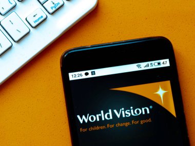 Kiev, Ukrayna, 11 Mayıs 2020. Editör çizimi. Bu resimde World Vision logosu akıllı telefondan gösteriliyor