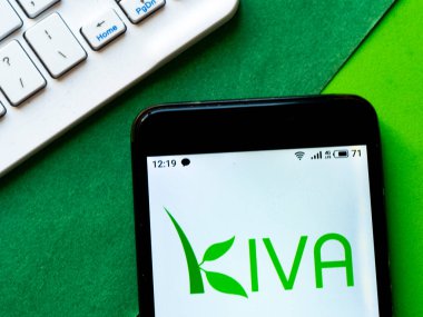 Kiev, Ukrayna, 10 Mayıs 2020. Editör çizimi. Bu resimde Kiva Mikrofon logosu akıllı telefondan gösteriliyor