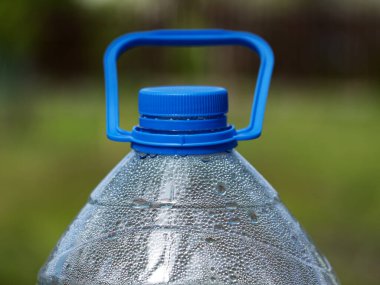 Beş litrelik plastik şişenin üst kısmı yoğunlaştırılmış.