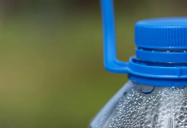 Верхняя Часть Литровой Пластиковой Бутылки Покрытой Внутри Конденсатом — стоковое фото